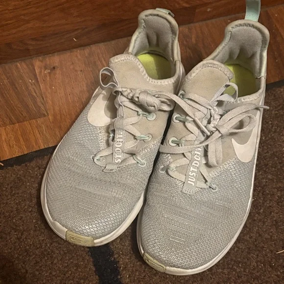 Nike Light Running Shoes - Picture 1 of 4